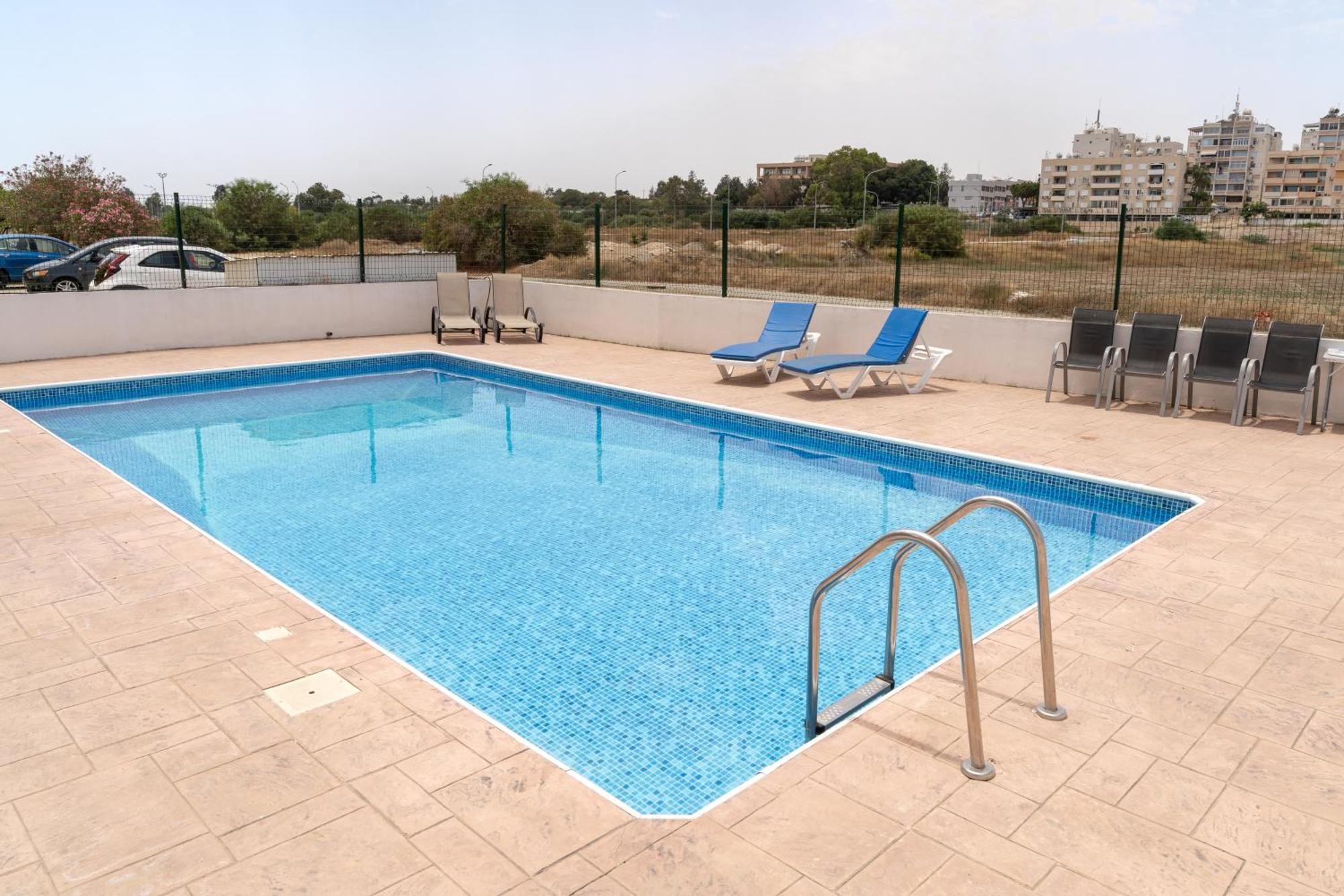 Kave Blue Mackenzie 1 Bdr Flat With Pool Daire Larnaca Dış mekan fotoğraf
