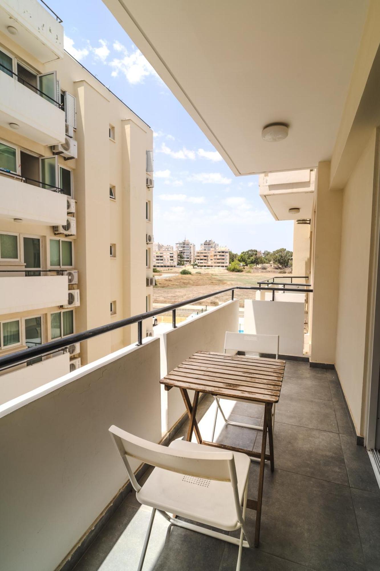 Kave Blue Mackenzie 1 Bdr Flat With Pool Daire Larnaca Dış mekan fotoğraf