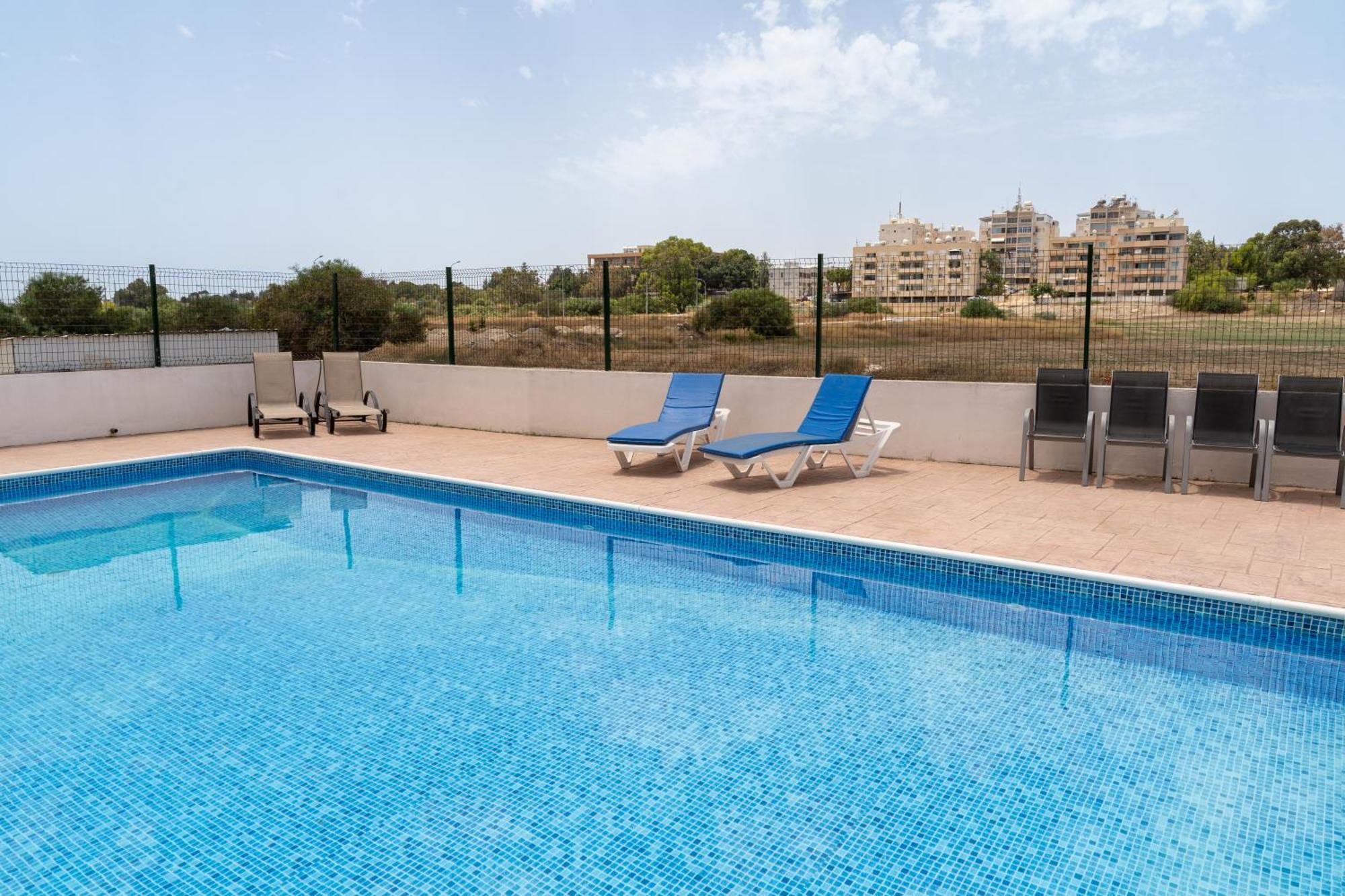 Kave Blue Mackenzie 1 Bdr Flat With Pool Daire Larnaca Dış mekan fotoğraf